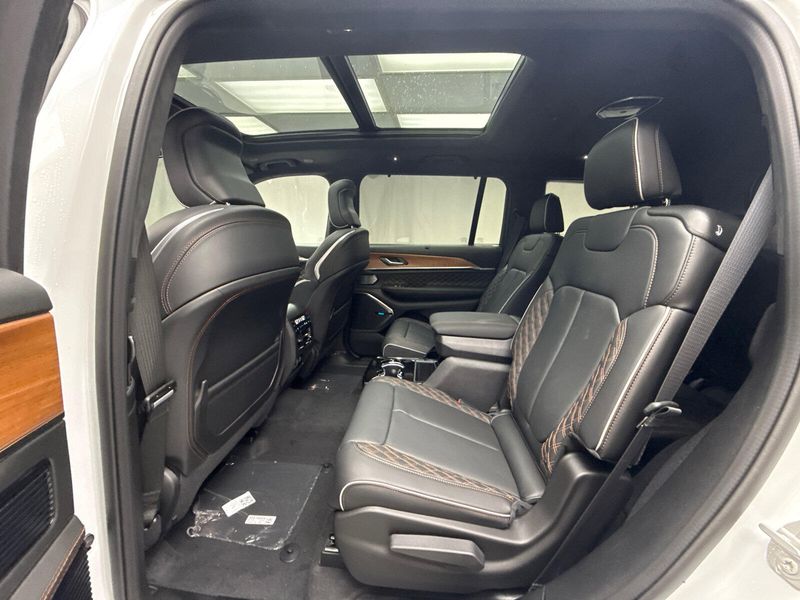 New 2025 Jeep Grand Cherokee L Summit Reserve 4x4Image 14