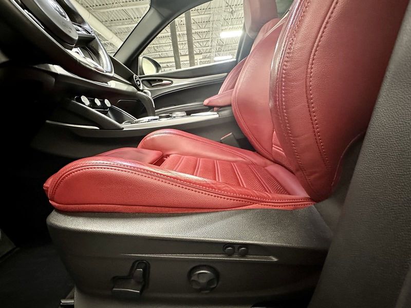 2022 Alfa Romeo Stelvio Veloce AWD w/ Premium & Activ PkgImage 18