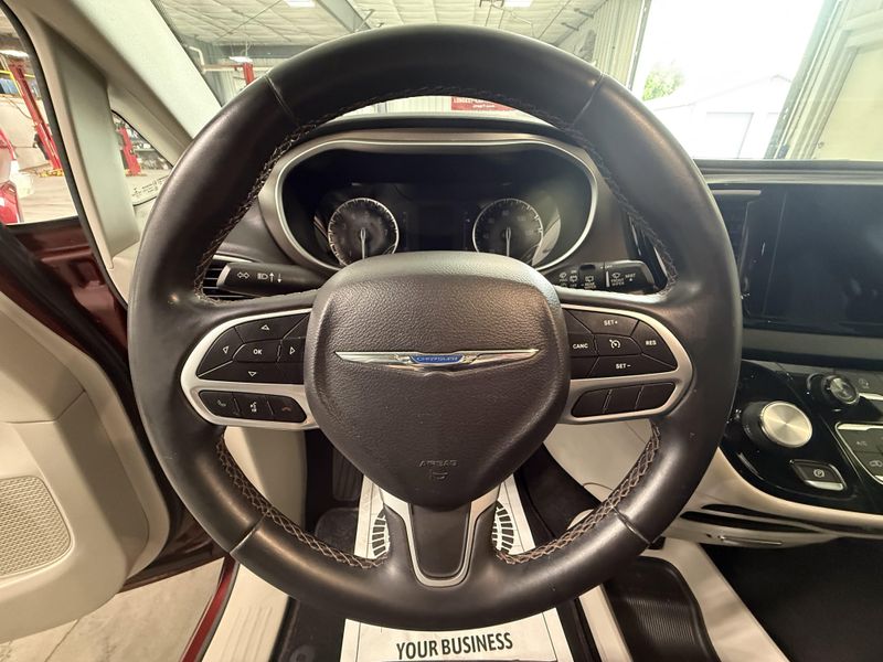 Used 2018 Chrysler Pacifica Touring LImage 23