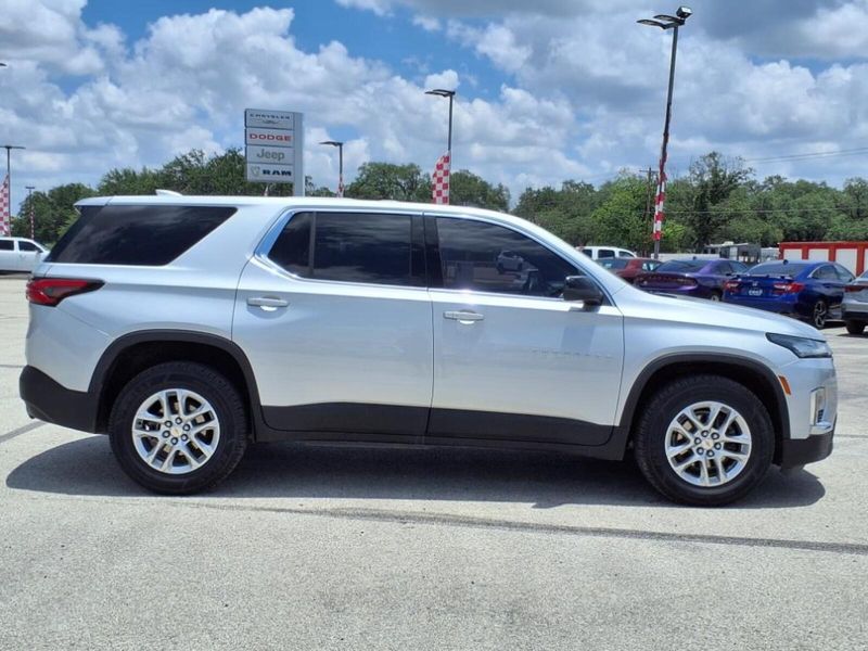 2022 Chevrolet Traverse LS photo 2