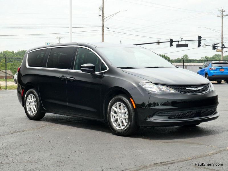 New 2025 Chrysler Voyager LxImage 15