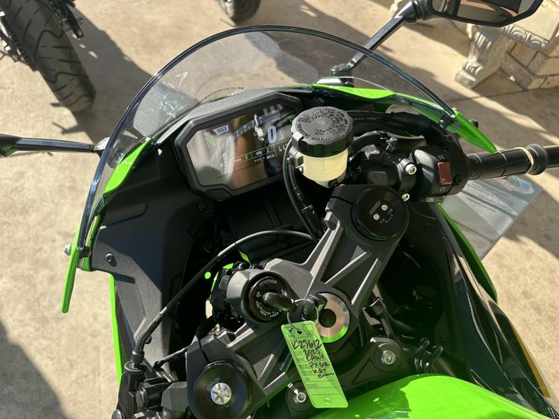 2025 Kawasaki NINJA ZX6R KRT EDITION ABS LIME GREEN AND EBONY AND PEARL BLIZZARD WHITE Image 8