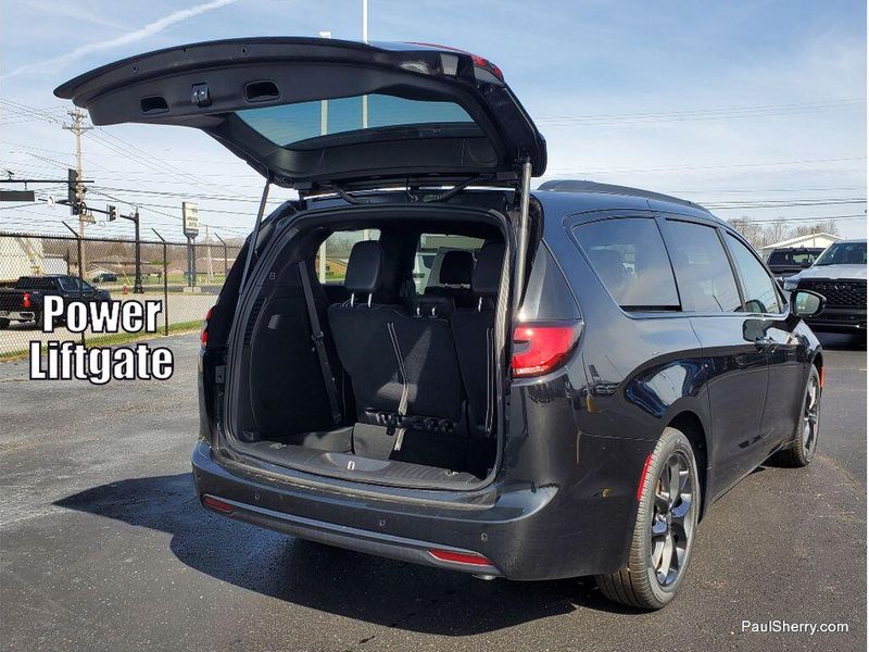 New 2026 Chrysler Pacifica Select