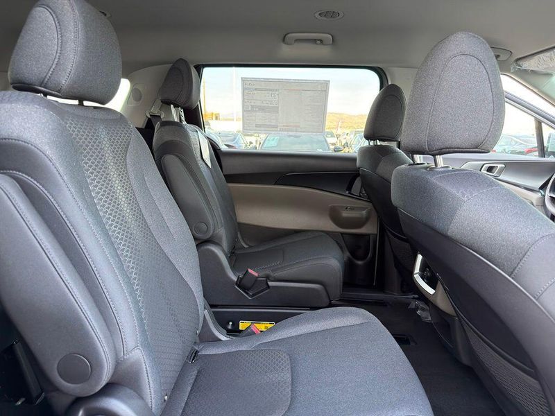 New 2027 Kia Carnival LXImage 18