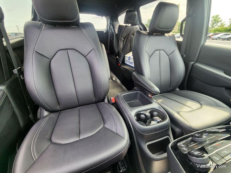 New 2025 Chrysler Voyager LXImage 40