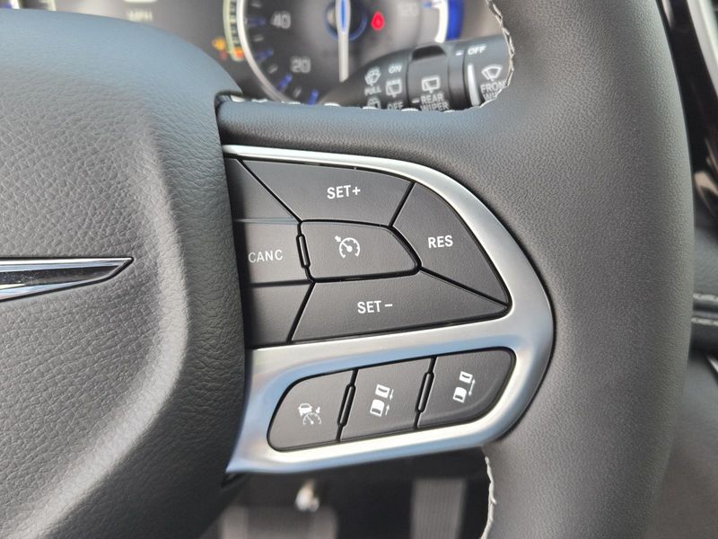 New 2026 Chrysler Pacifica Select FWD