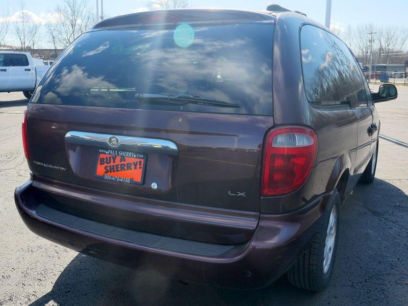 2003 Chrysler Town & Country LXImage 12