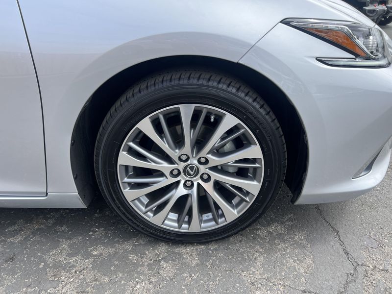 2019 Lexus ES 300hImage 29