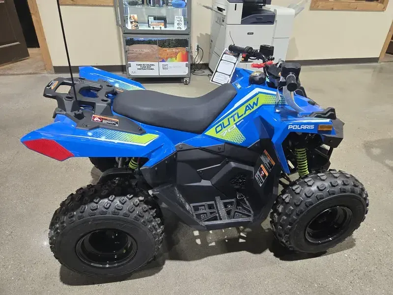 2025 Polaris OUTLAW 70 EFI VELOCITY BLUE AND LIFTED LIME Image 13