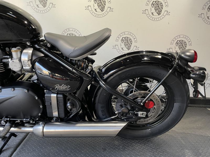 2025 Triumph BONNEVILLE BOBBER