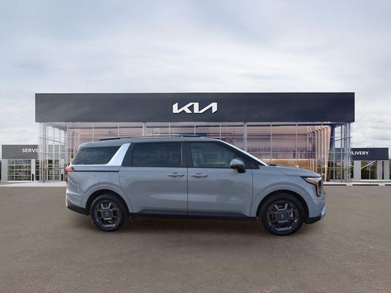 New 2026 Kia Carnival Hybrid EXImage 2