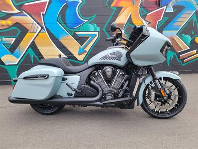 2025 Indian Motorcycle CHALLENGER DARK HORSE 112 RA WITH POWERBAND AUDIO PACKAGE FROST SILVER SMOKE Image 3