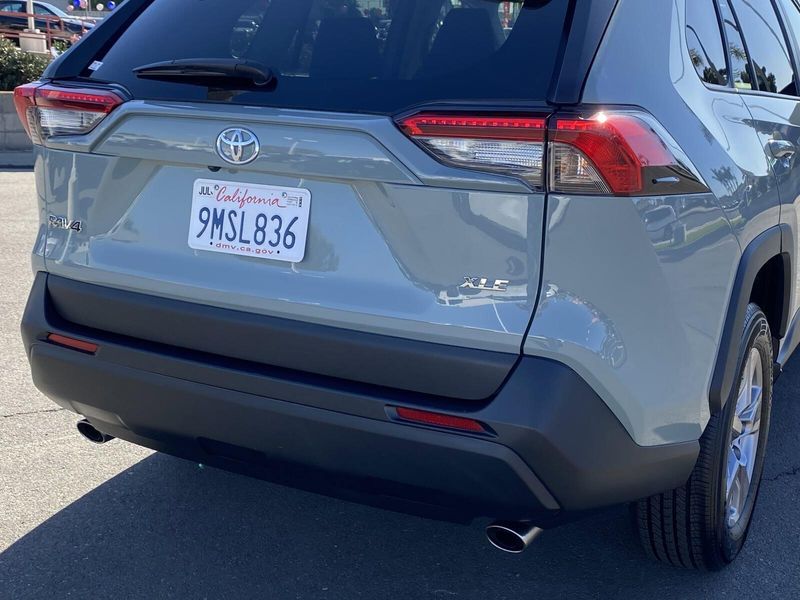 2022 Toyota RAV4 XLEImage 5