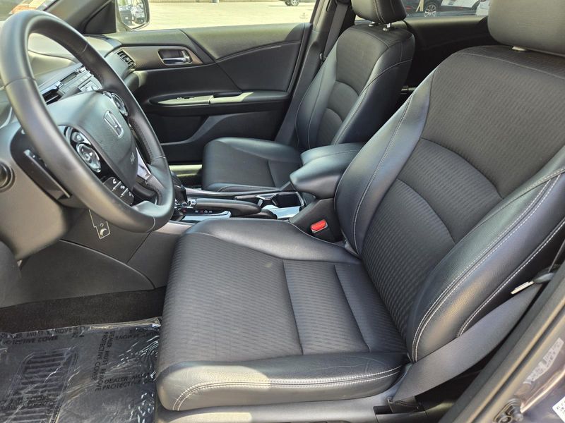 2017 Honda HR-V LX photo 18
