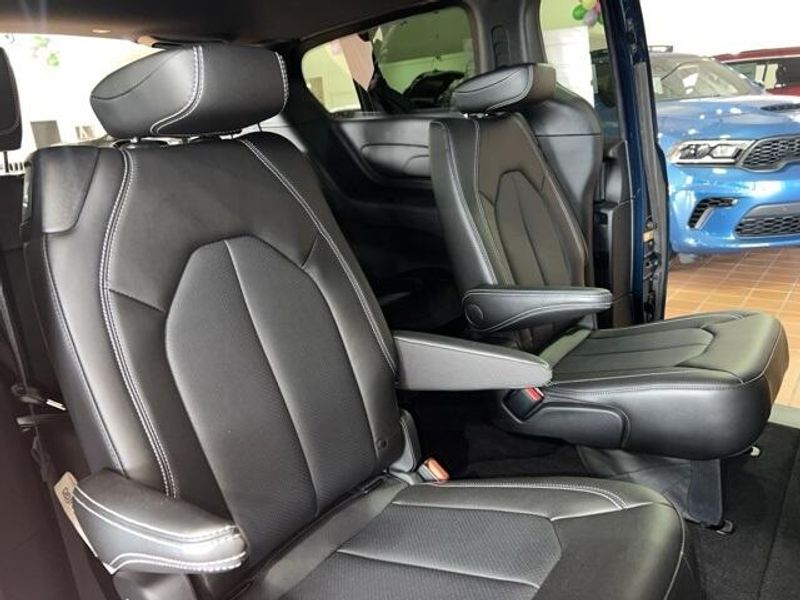 2025 Chrysler Pacifica SelectImage 16