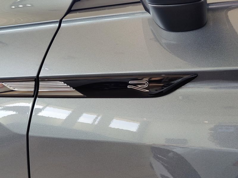 2024 Volkswagen Tiguan SE R-Line Black AWD w/SunroofImage 4
