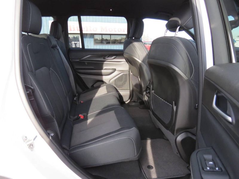 Used 2024 Jeep Grand Cherokee Laredo 4x4 4dr SUVImage 9