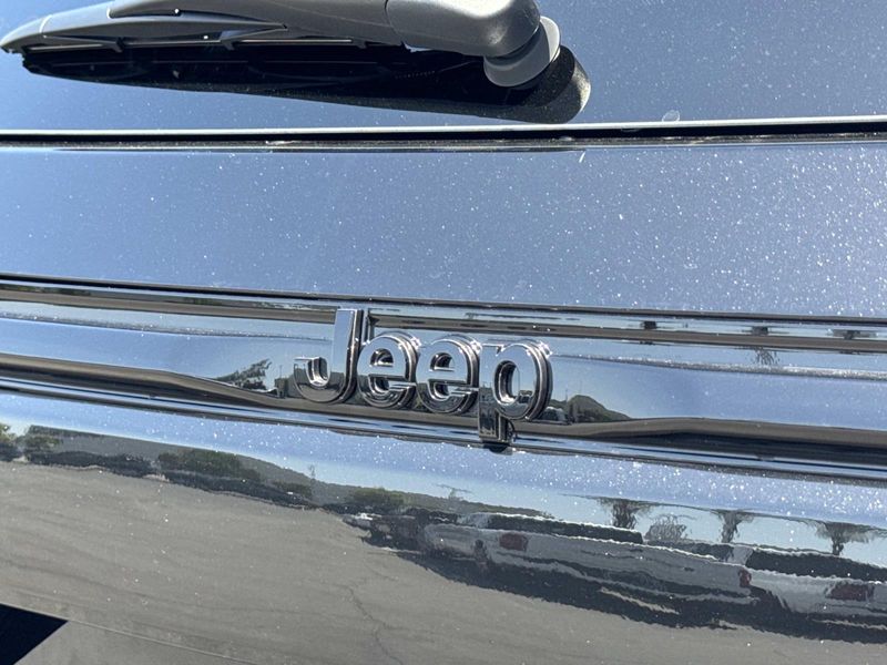 New 2026 Jeep Grand Cherokee Laredo Altitude 4x2