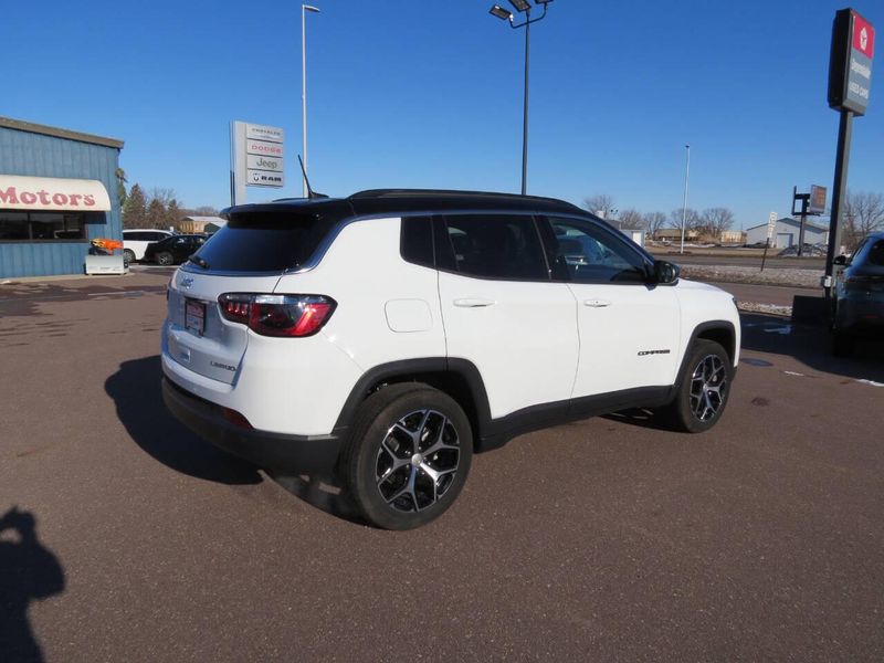 Used 2024 Jeep Compass Limited 4x4 4dr SUVImage 4