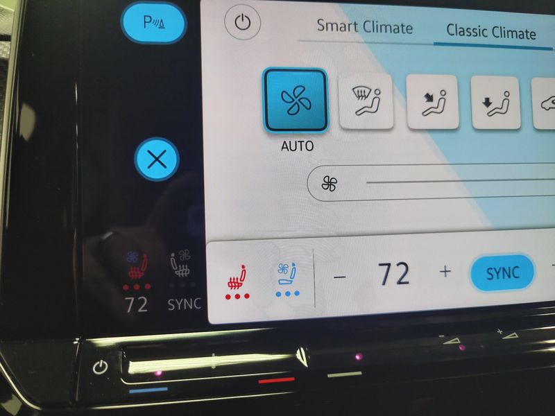 Used 2025 Volkswagen Atlas Cross Sport SEL AWD R-Line Black w/Sunroof/NavImage 27