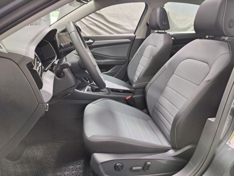Used 2025 Volkswagen Jetta SE w/SunroofImage 11