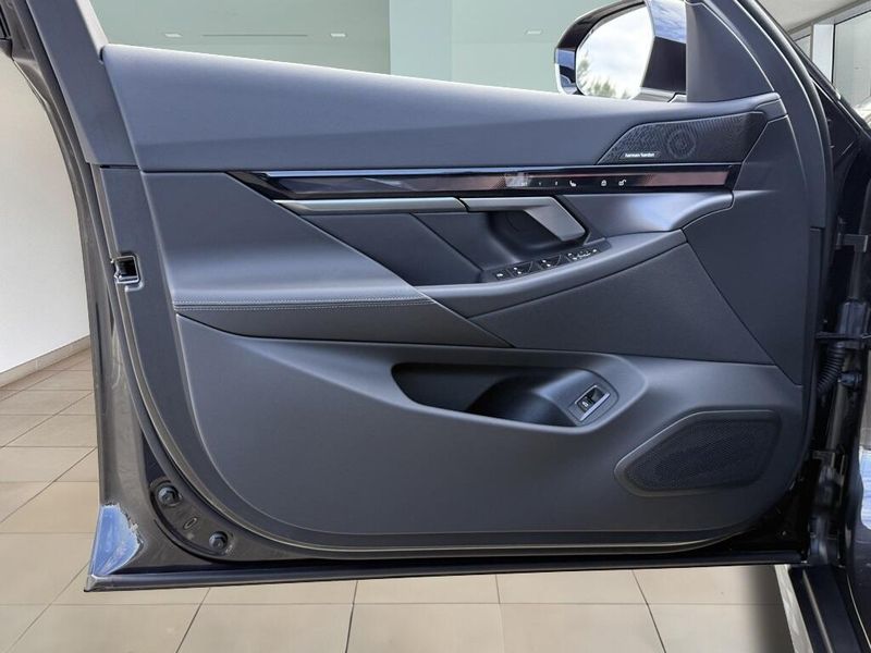 2025 BMW i5 eDrive40Image 18