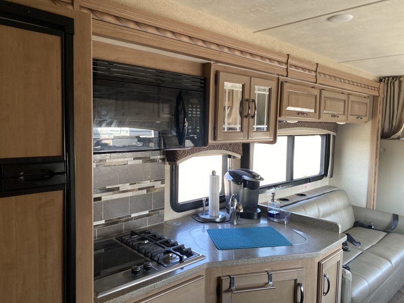 Used 2017 THOR CHATEAU 31Y Image 7