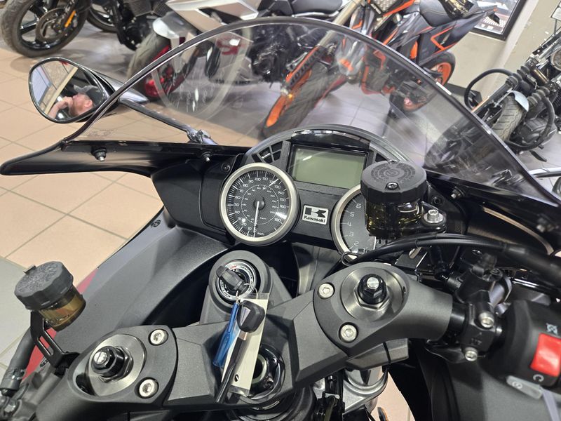 2025 Kawasaki NINJA ZX14R ABS METALLIC MATTE SOVEREIGN RED AND METALLIC FLAT SPARK BLACK AND METALLIC MATTE GRAPHITE GRAY Image 7