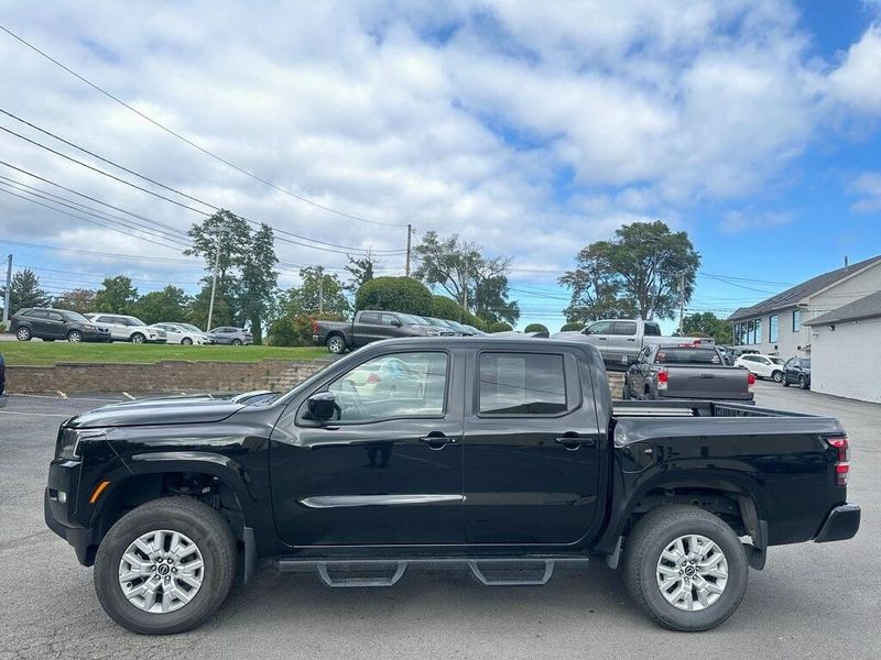 2023 Nissan Frontier SV photo 2