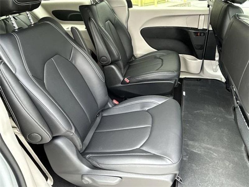 New 2024 Chrysler Pacifica Plug-in Hybrid SelectImage 14