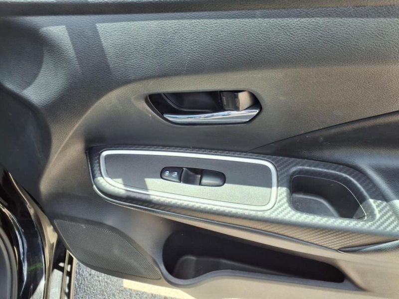 2021 Nissan Versa SR photo 4