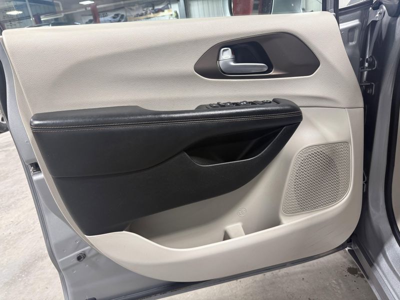 Used 2018 Chrysler Pacifica Touring LImage 19