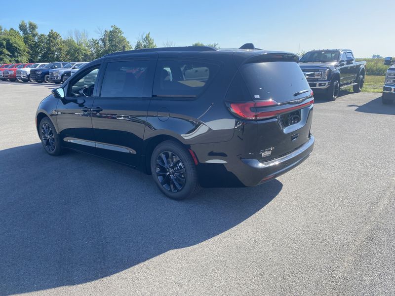 2025 Chrysler Pacifica photo 5