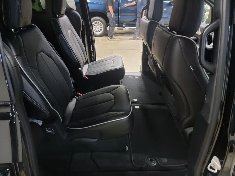 2026 Chrysler Pacifica Limited photo 10