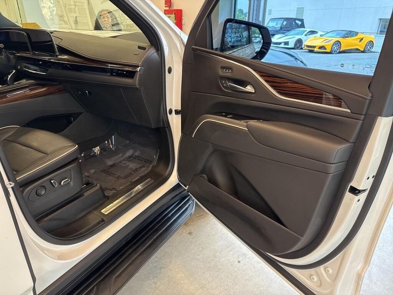 2022 Cadillac Escalade Premium Luxury