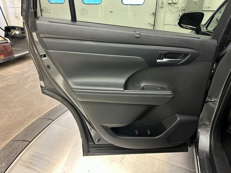 2021 Toyota Highlander XLE photo 23