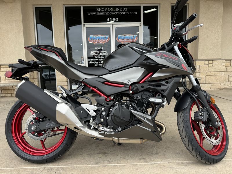 2024 Kawasaki Z500 SE ABS CANDY PERSIMMON RED AND METALLIC FLAT SPARK BLACK AND METALLIC MATTE GRAPHENESTEEL GRAYImage 2