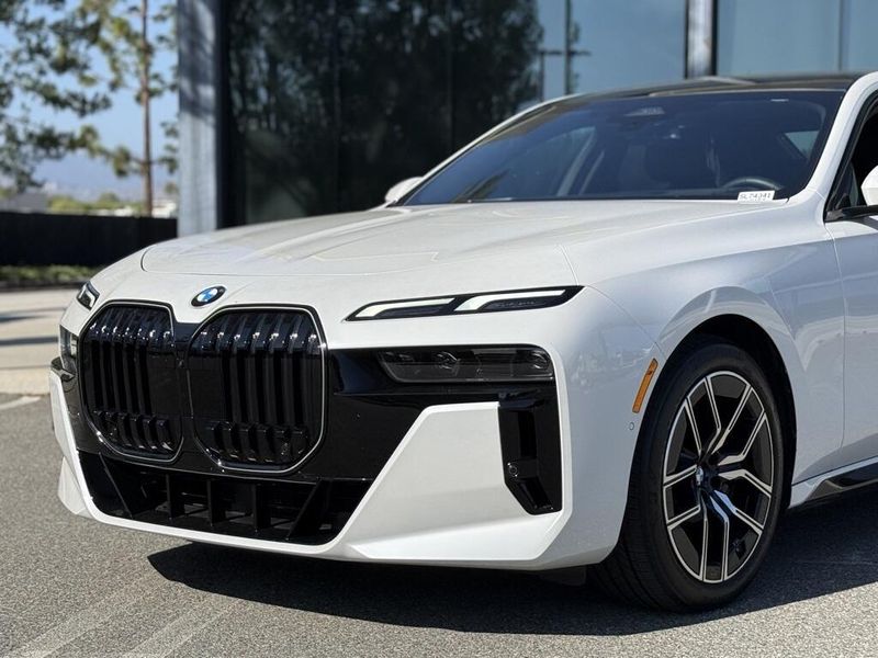 2025 BMW 7 Series 740iImage 10