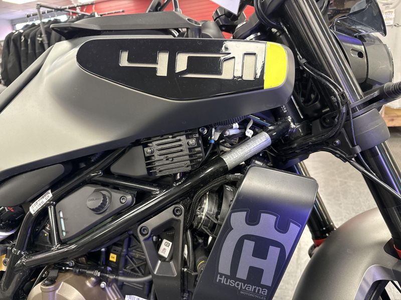 New 2024 Husqvarna SVARTPILEN 401 Image 11