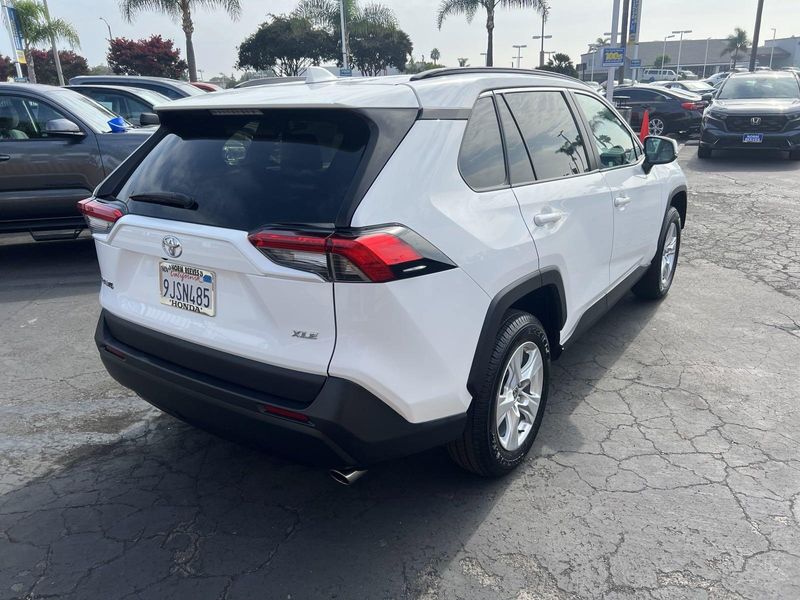 2021 Toyota RAV4 XLEImage 3