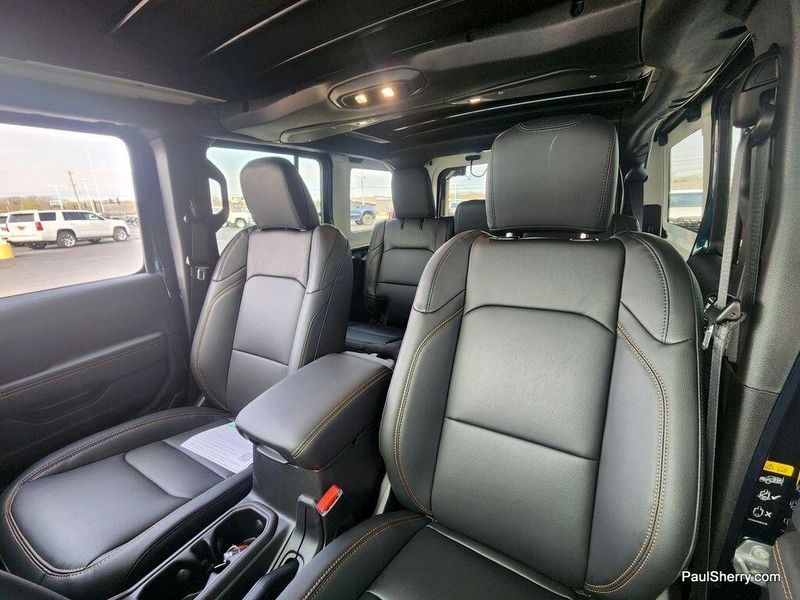 New 2025 Jeep Wrangler 4-door SaharaImage 22