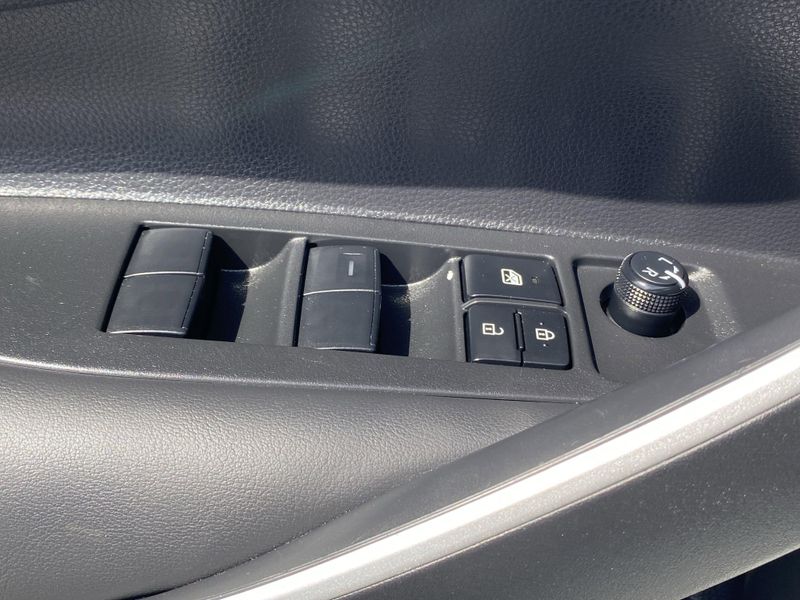 2024 Toyota Corolla SEImage 19