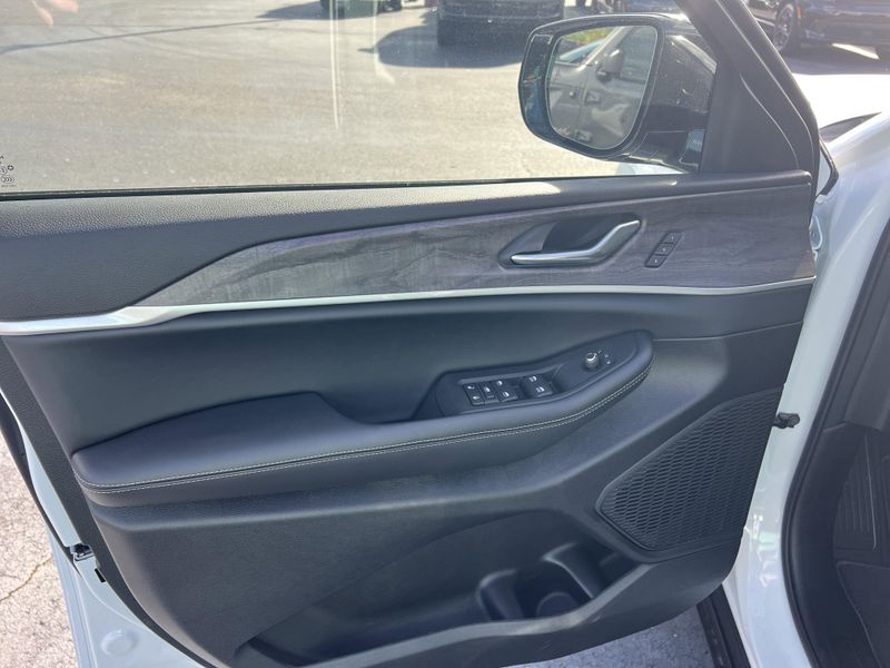 New 2025 Jeep Grand Cherokee Limited 4x4Image 15