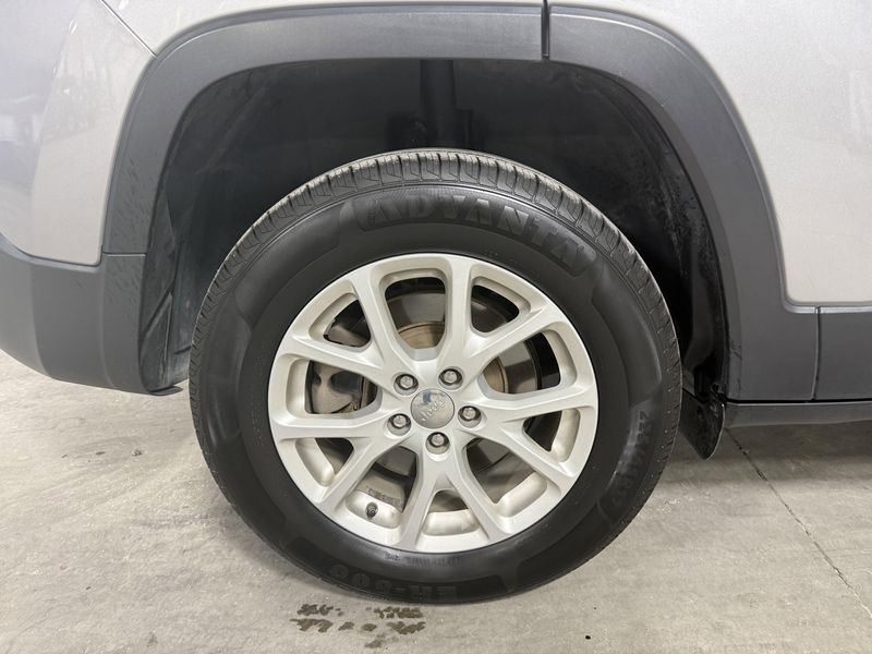 Used 2018 Jeep Cherokee Latitude PlusImage 11