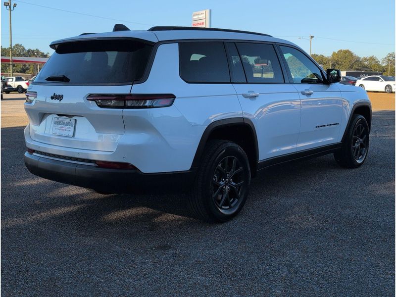New 2027 Jeep Grand Cherokee L Laredo Altitude 4x2Image 5