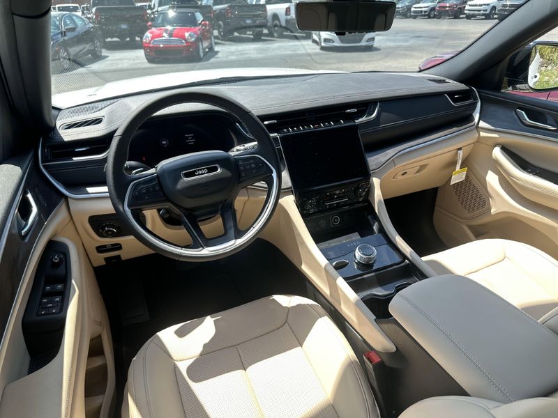 New 2025 Jeep Grand Cherokee L Limited 4x4Image 22