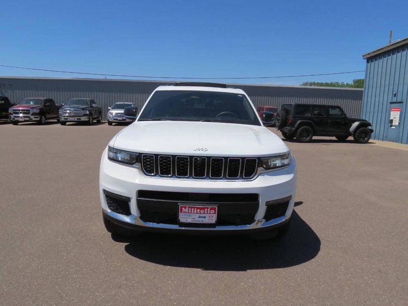 Used 2024 Jeep Grand Cherokee L Limited 4x4 4dr SUVImage 3