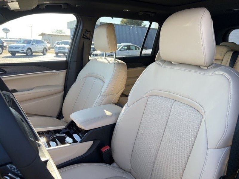 2023 Jeep Grand Cherokee L Limited 4x4Image 10