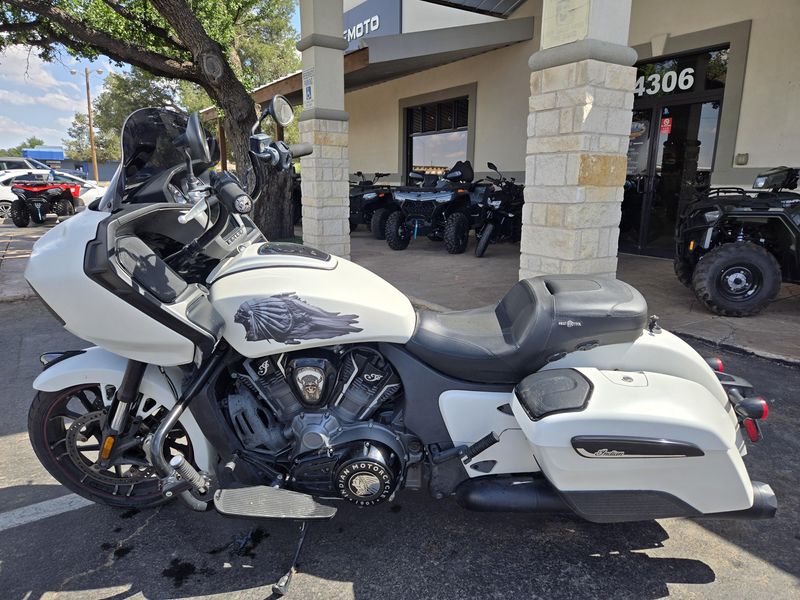 2020 Indian Motorcycle CHALLENGER DARK HORSE WHITE SMOKE Image 3