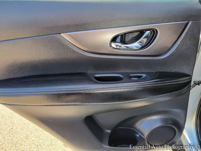 2015 Nissan Rogue SV photo 17